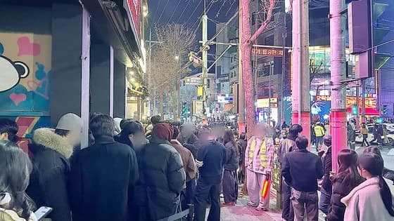 이젠 줄서기가 직업…'두쫀쿠 맛집' 대신 웨이팅, 월 500만원 번다